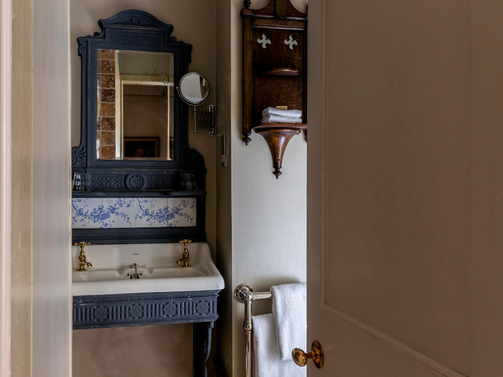 ‘s Landscape Club Double Bathroom