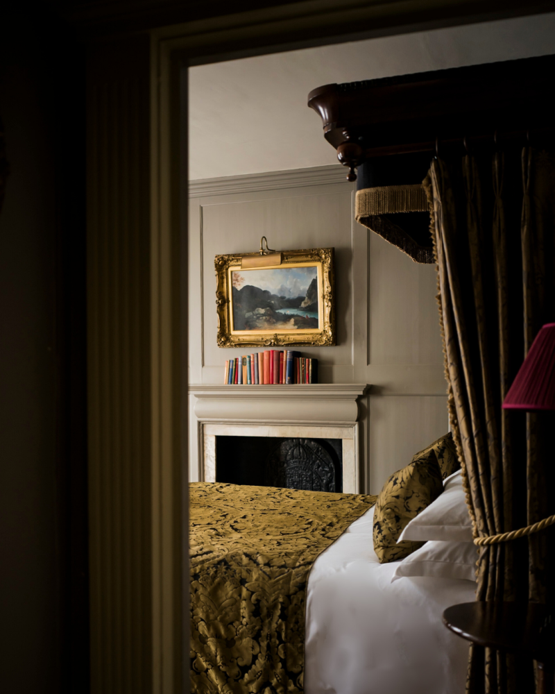 ‘s Superior Double, The Prussian Resident bed detail